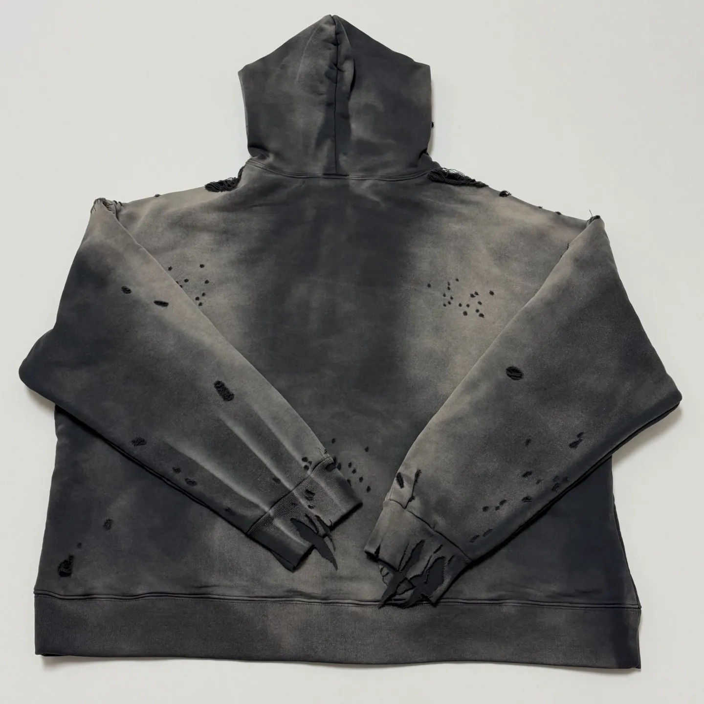 SAINT Mxxxxxx DBL FACE ZIP UP HOODIE/CHARCOAL Double-layer destroyed waffle zipper jacket, washed black S-XL, a style that has been used in the summer. After continuous fine polishing, it has finally been shipped. The finished product is simply a work of art. Super heavy washing to make the weather look old. Multiple water fades. Excessive manual wormhole damage processing. Deconstruction and reorganization embroidery technology. Custom-made zipper with LOGO. The color details of the zipper webbing are also correct. Original grade fruit main label and wash water label. Top purchasing grade. A layer of waffle fabric is added to the inner lining to make the overall texture stronger and increase the comfort and warmth of the wearer.